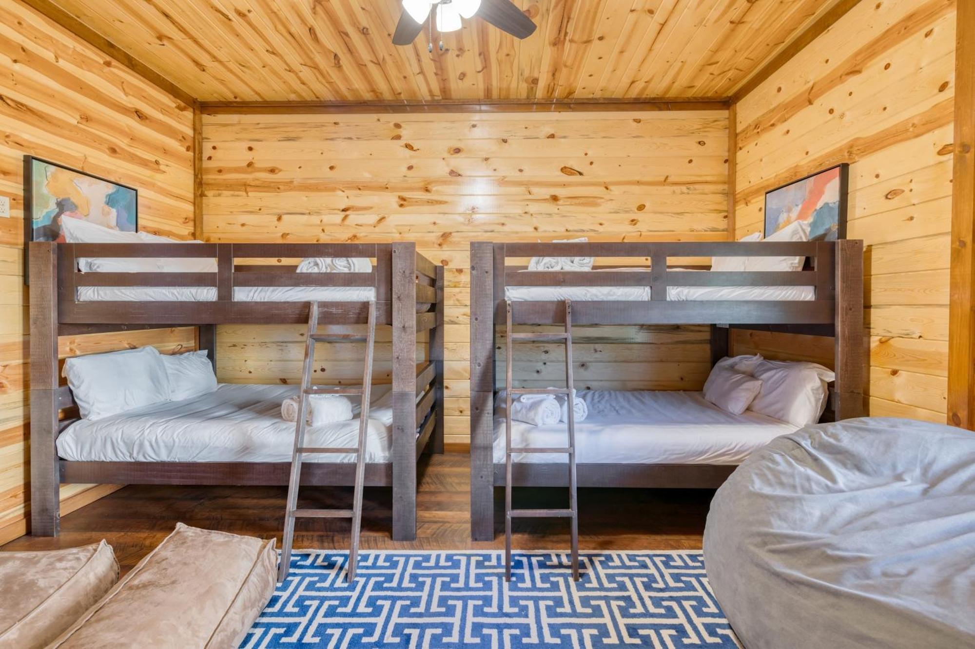 Smokey'S Paradise By Avantstay Sleeps 22 Pool Сивиървил Екстериор снимка