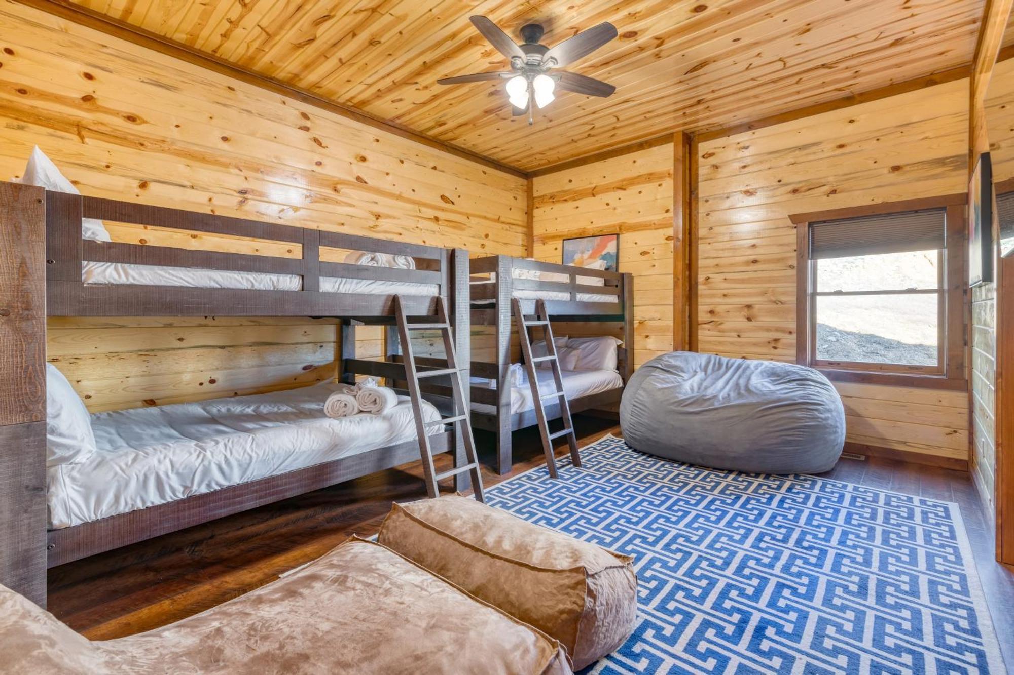 Smokey'S Paradise By Avantstay Sleeps 22 Pool Сивиървил Екстериор снимка
