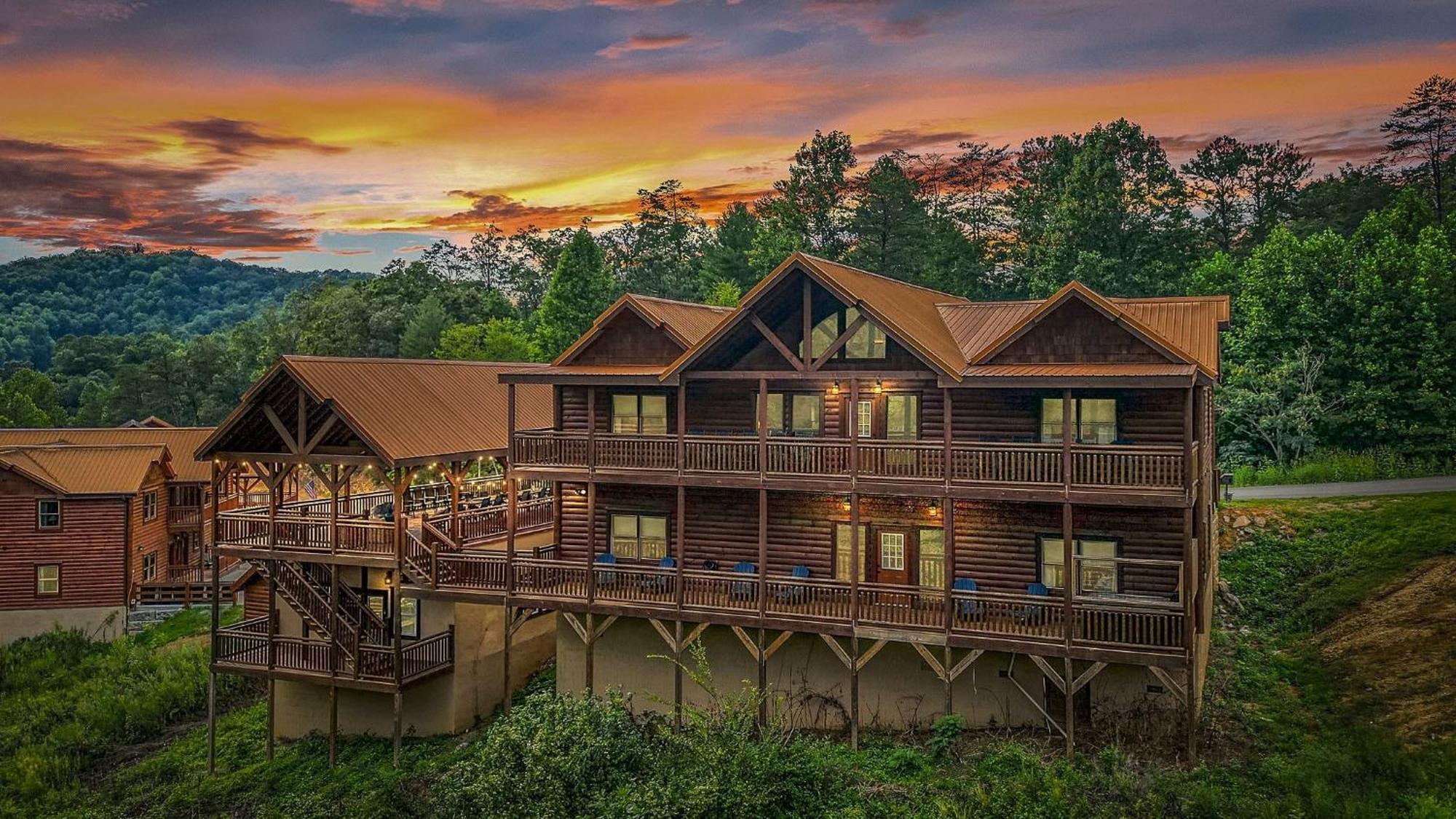 Smokey'S Paradise By Avantstay Sleeps 22 Pool Сивиървил Екстериор снимка
